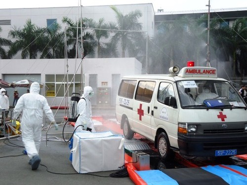 Exercice de prévention contre le virus Ebola à l’aéroport de Tan Son Nhat - ảnh 1